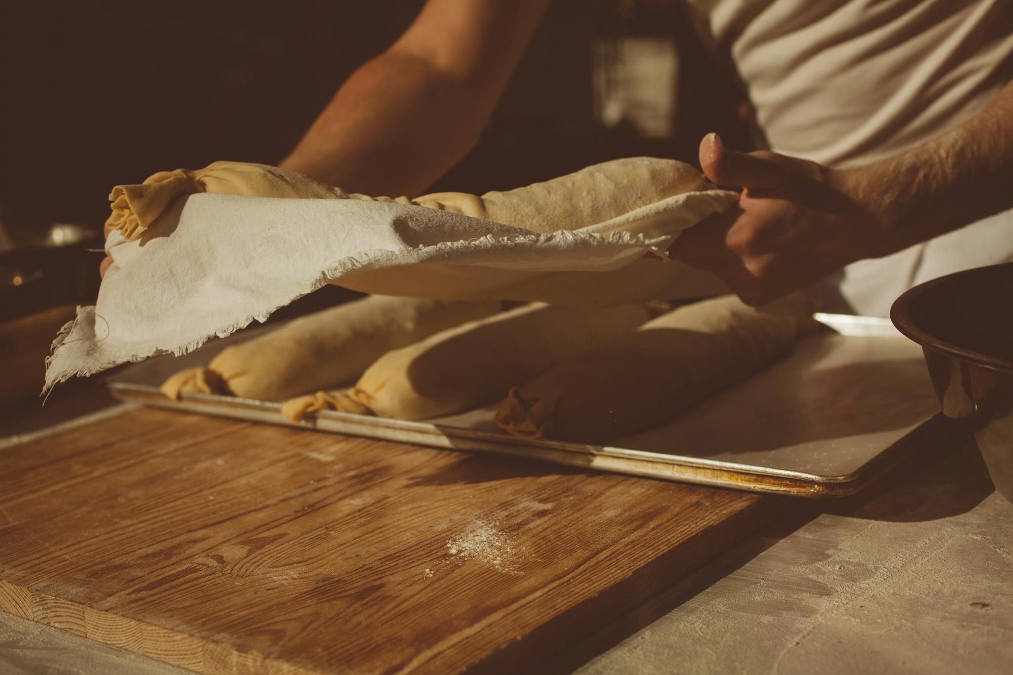 Nahaufnahme: handgeschabte Pasta auf Holzbrett